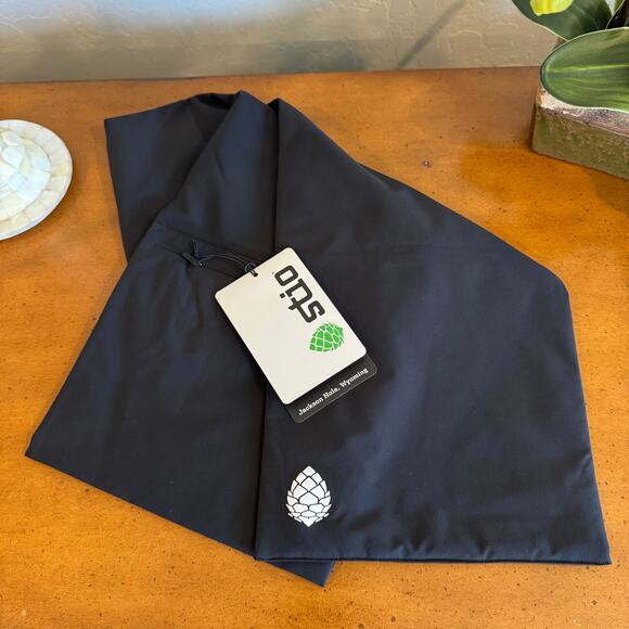 Stio Fernos Insulated Scarf - Abyss (Black) - Lightweight & Warm - Picture 3 of 5